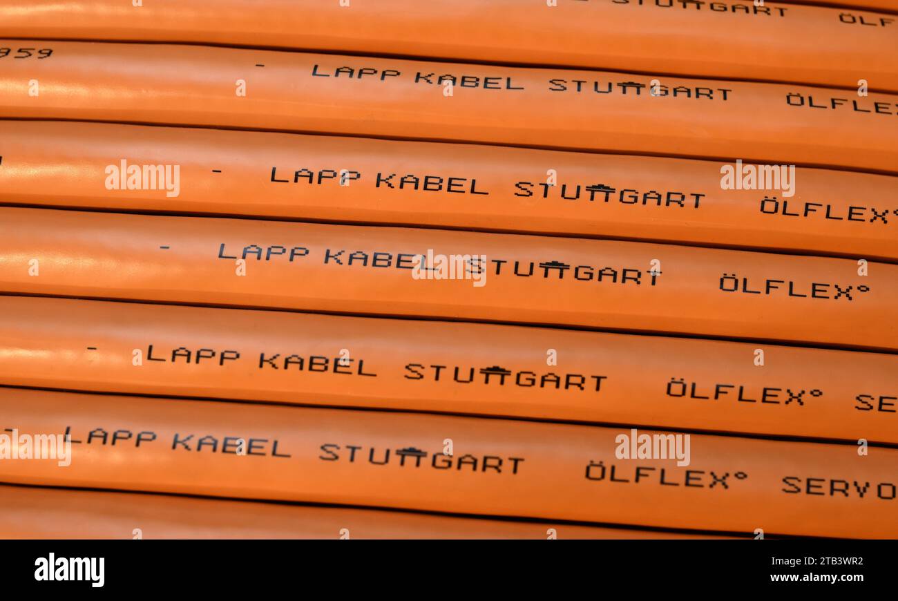 Stoccarda, Germania. 29 novembre 2023. Il logo del produttore di cavi Lapp è stampato su un cavo. Crediti: Bernd Weißbrod/dpa/Alamy Live News Foto Stock