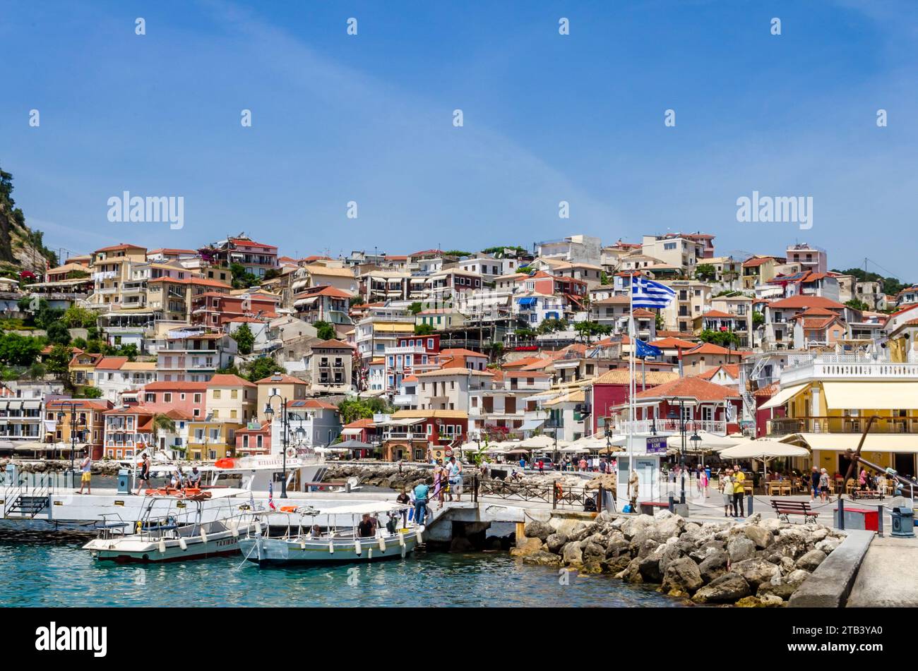 Splendida vista panoramica della città costiera di Parga, Grecia. Fronte mare di un famoso Resort con una splendida architettura, edifici tradizionali e porto. Foto Stock