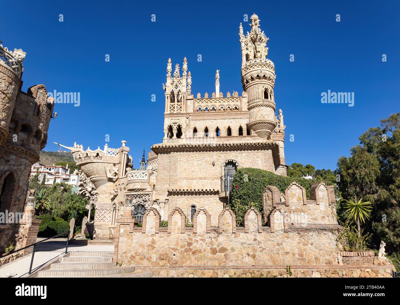 Facciata esterna del monumento Castillo de Colomares, a forma di castello, dedicato alla vita e alle avventure di Cristoforo Colombo a Benalmáden Foto Stock