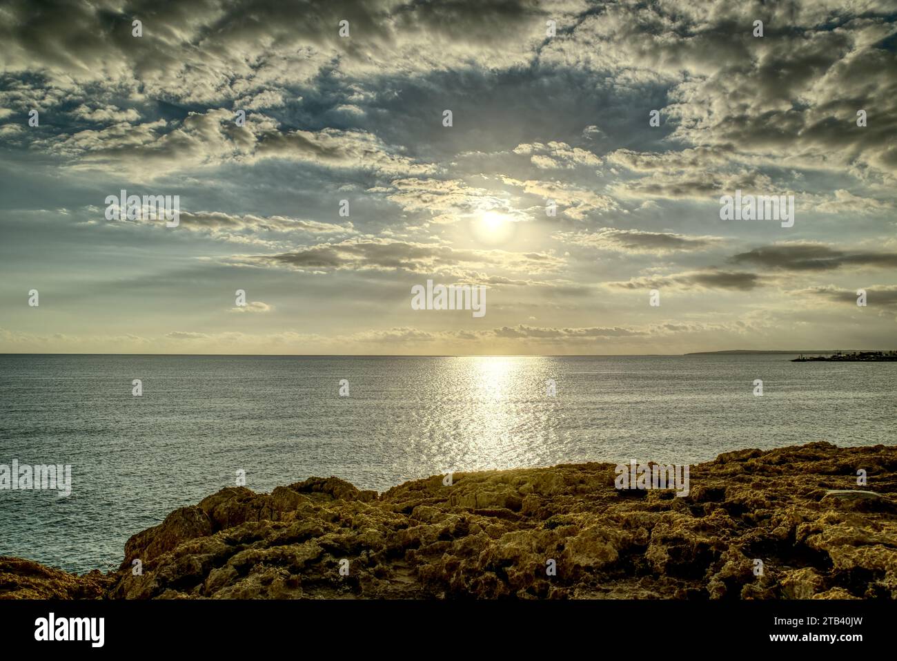 Splendido tramonto estivo con cielo nuvoloso sulla costa rocciosa cipriota Foto Stock