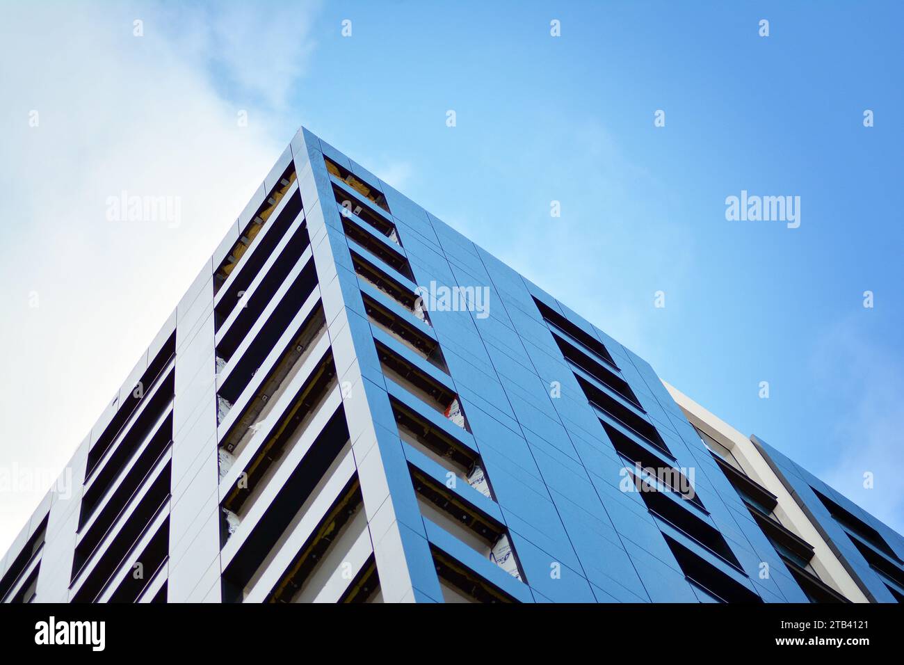 Nuovo e moderno edificio di appartamenti a più piani. Appartamenti eleganti. Foto Stock