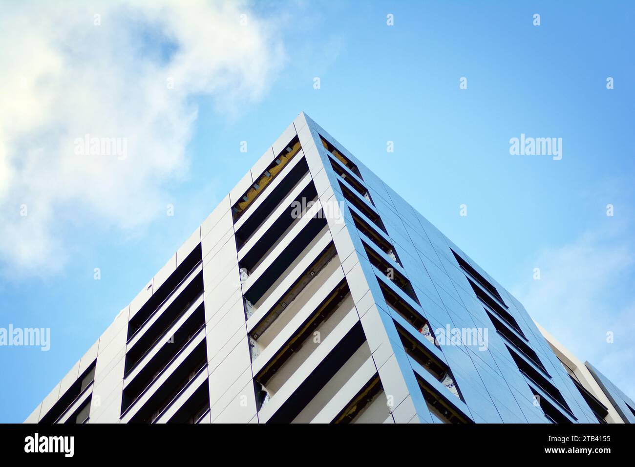 Nuovo e moderno edificio di appartamenti a più piani. Appartamenti eleganti. Foto Stock