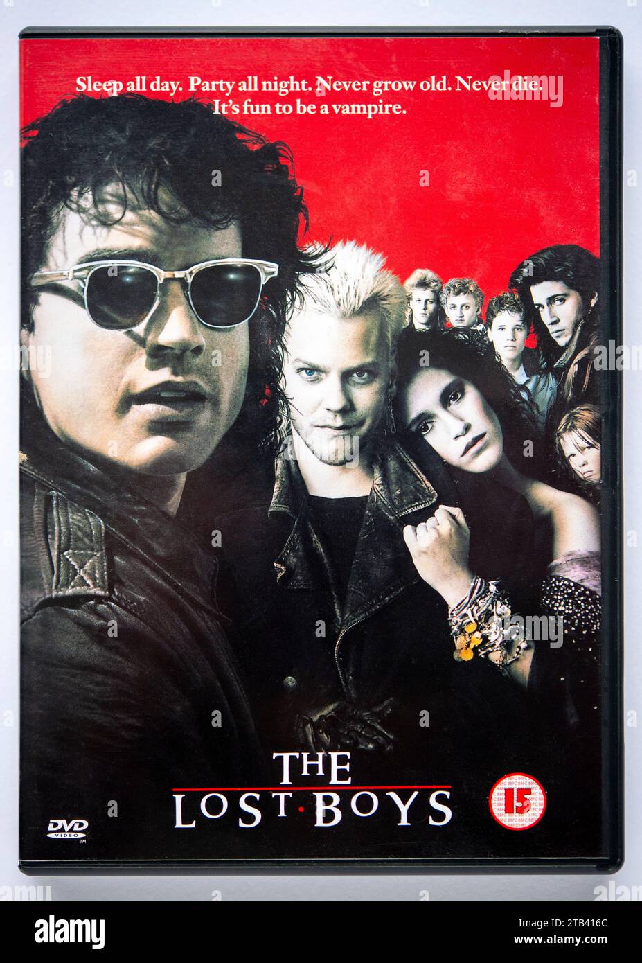 Copertina di una copia in DVD di The Lost Boys, una commedia horror originariamente pubblicata nei cinema nel 1987 Foto Stock