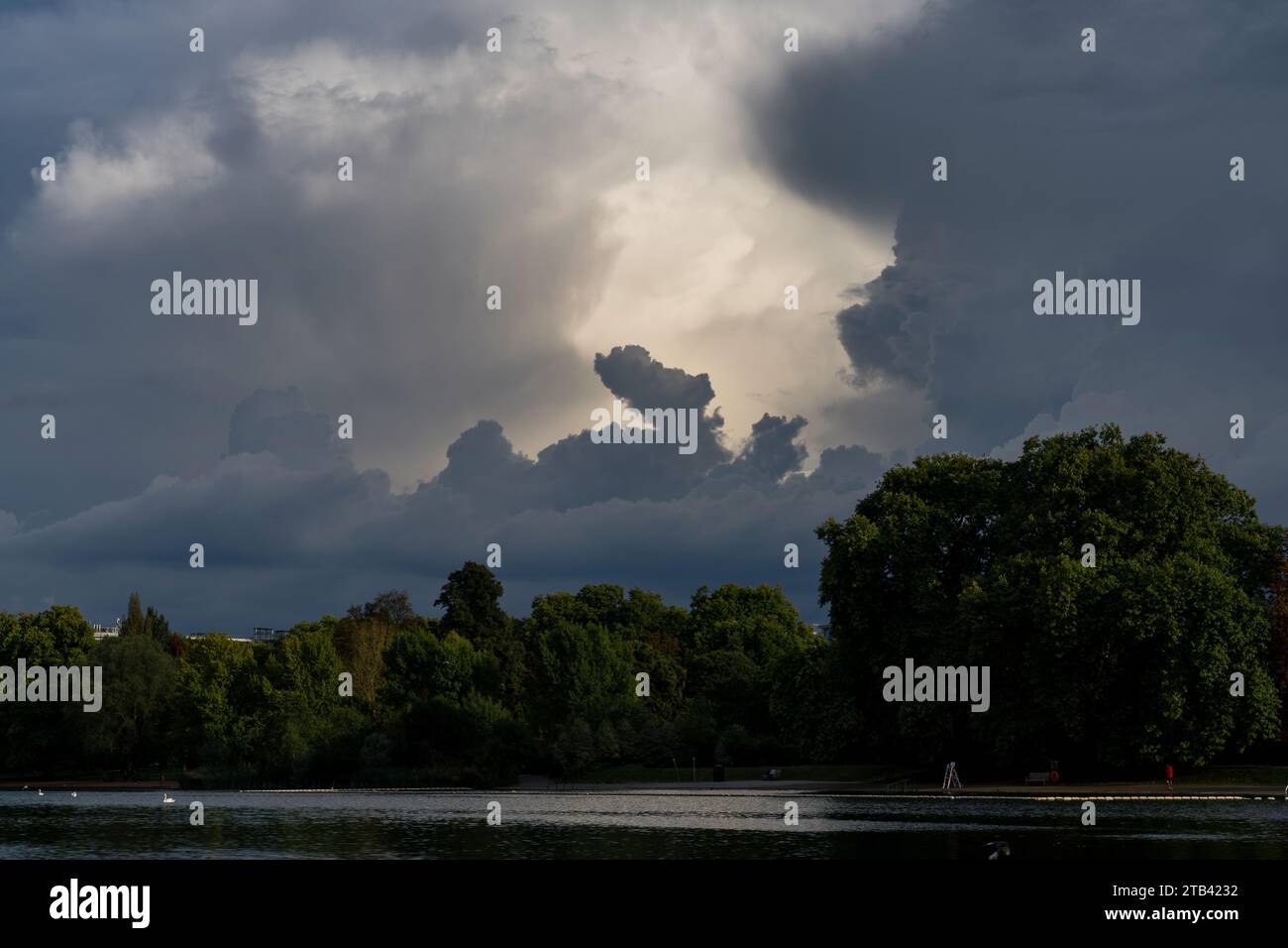 Nuvole scure sul lago, sullo sfondo, sul paesaggio Foto Stock