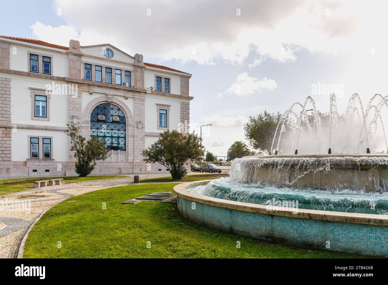 Figueira da Foz, Portogallo - 26 ottobre 2020: Atmosfera di strada e dettagli architettonici del municipio nel centro storico della città in una giornata autunnale Foto Stock