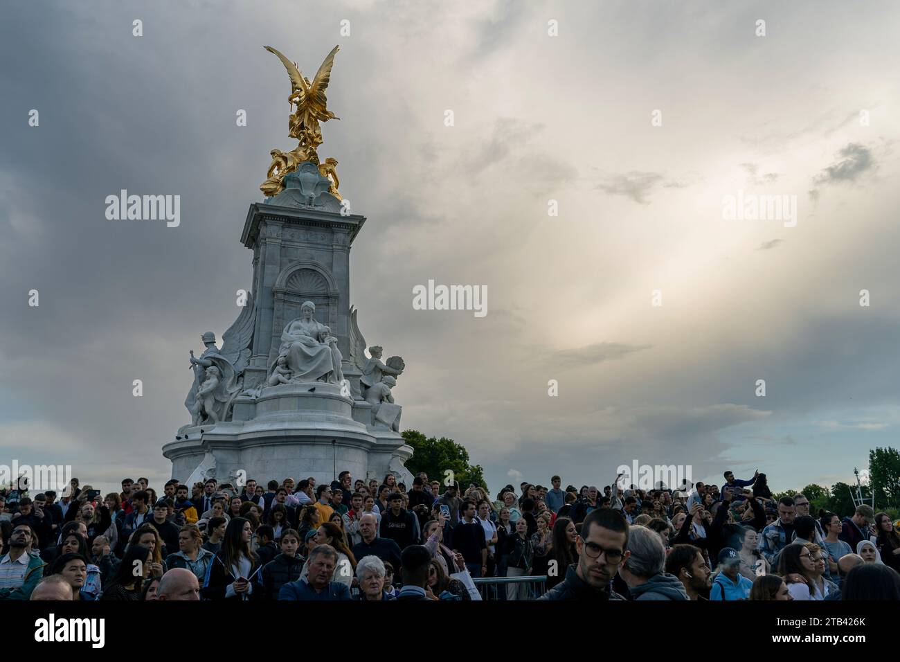 Grande folla al Victoria Memorial vicino a Buckingham Palace a Londra Foto Stock