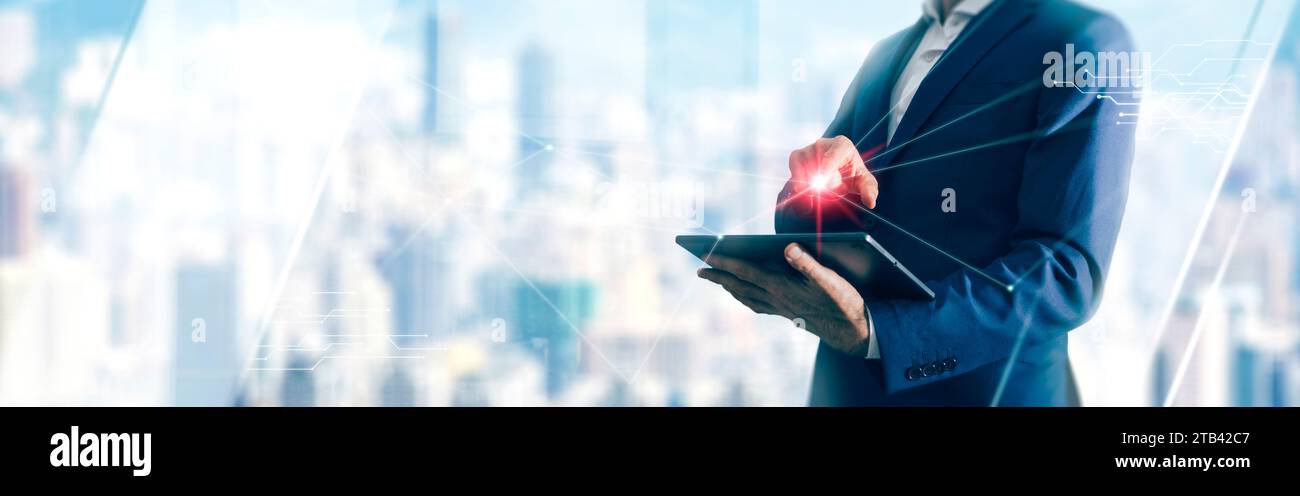 Connessione digitale. Uomo d'affari che lavora con un tablet su uno sfondo chiaro astratto. Big data, Internet, concetto di comunicazione digitale. Foto Stock