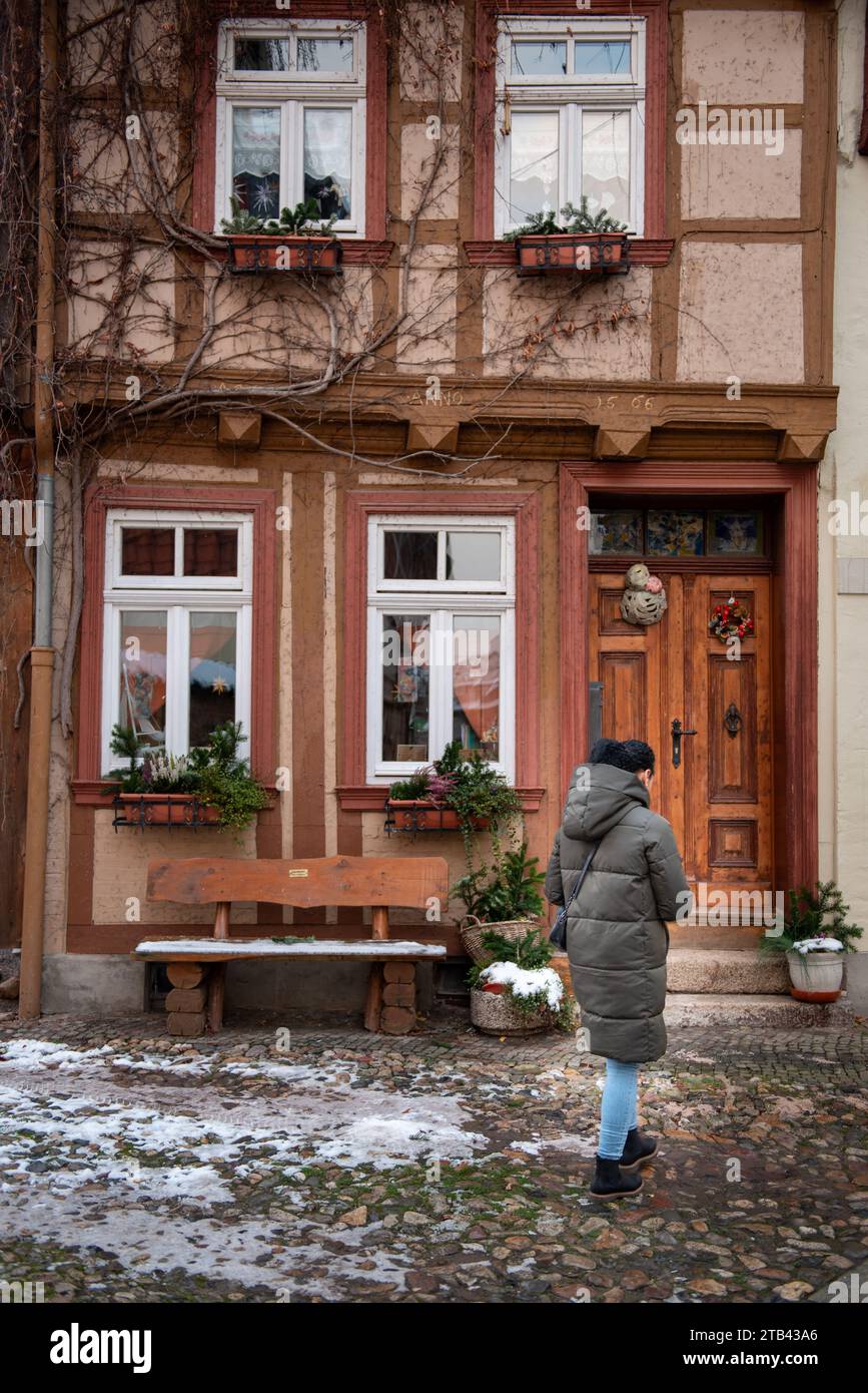 Facciata di una casa a graticcio nella città vecchia di Quedlinburg Foto Stock