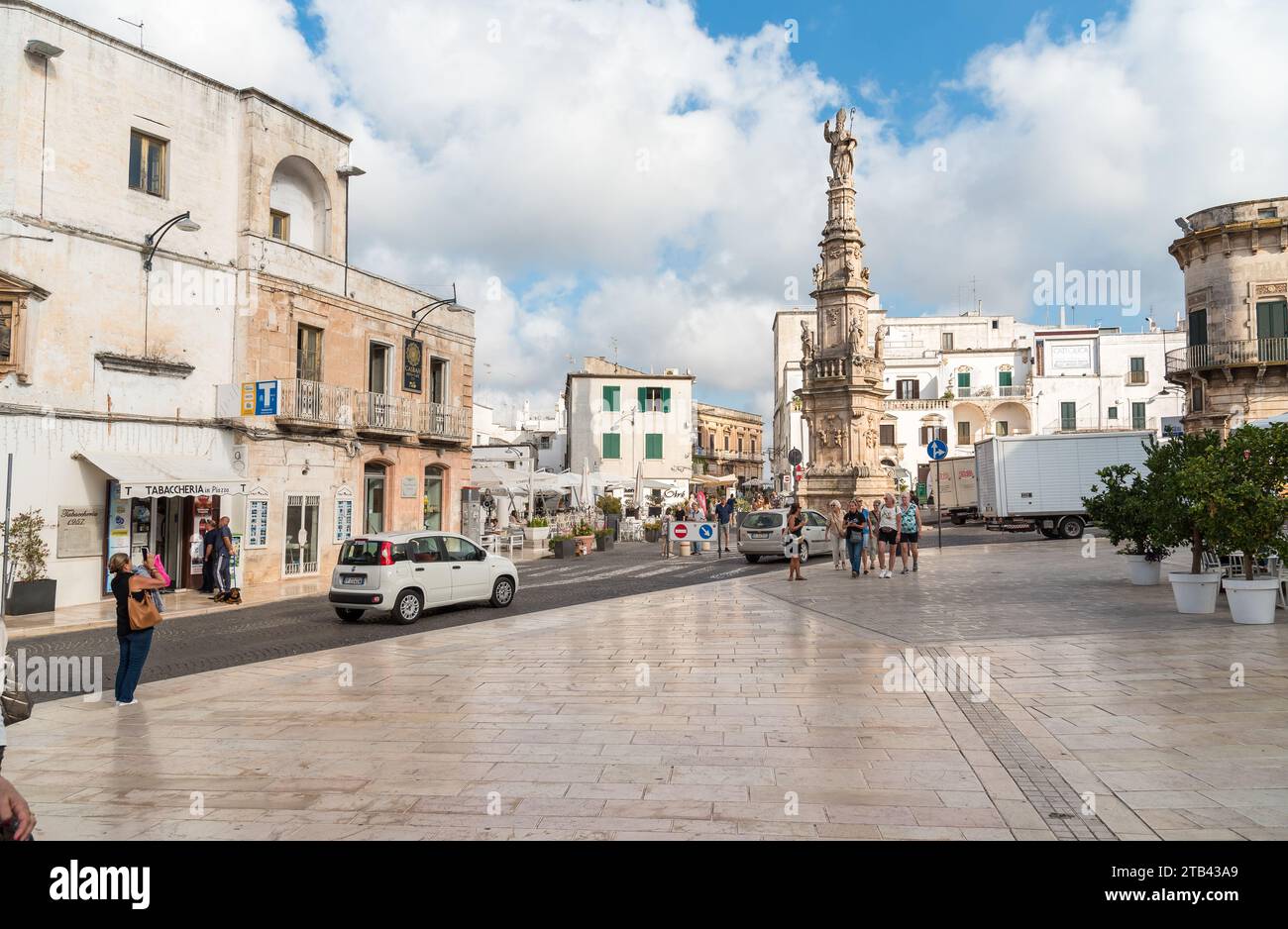 Ostuni, Puglia, Italia - 5 ottobre 2023: La piazza centrale con la colonna di Sant'Oronzo nel centro storico di Ostuni. Foto Stock