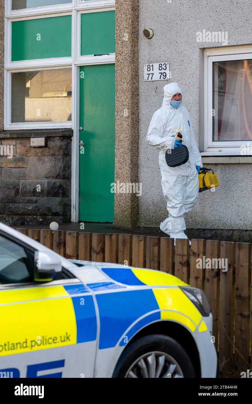 30 novembre 2023. Elgin, Moray, Scozia. Sono agenti della polizia legale che partono da una scena di omicidio a Elgin, Moray, Scozia Foto Stock