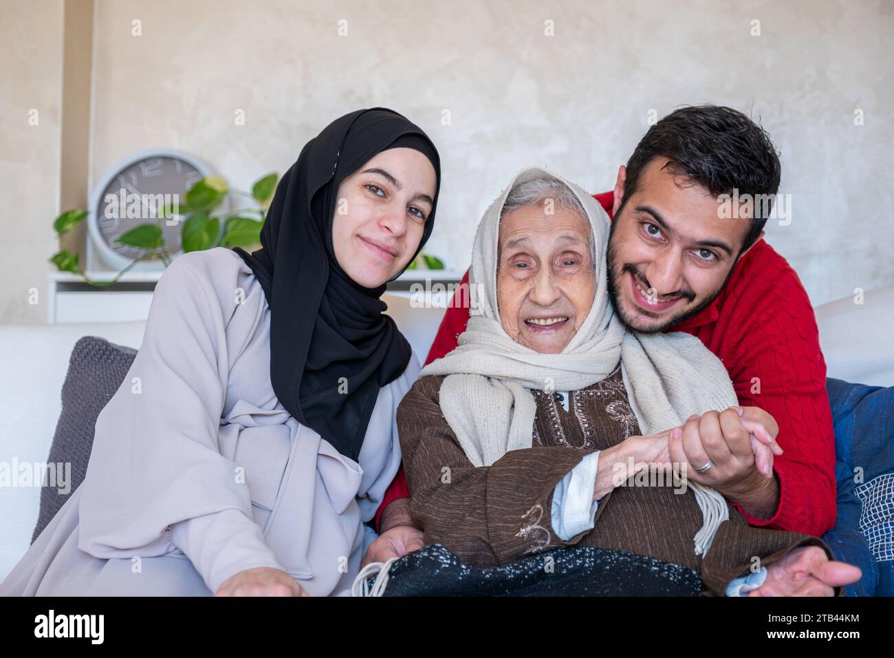 madre padre e nonna come una famiglia felice in un soggiorno moderno Foto Stock