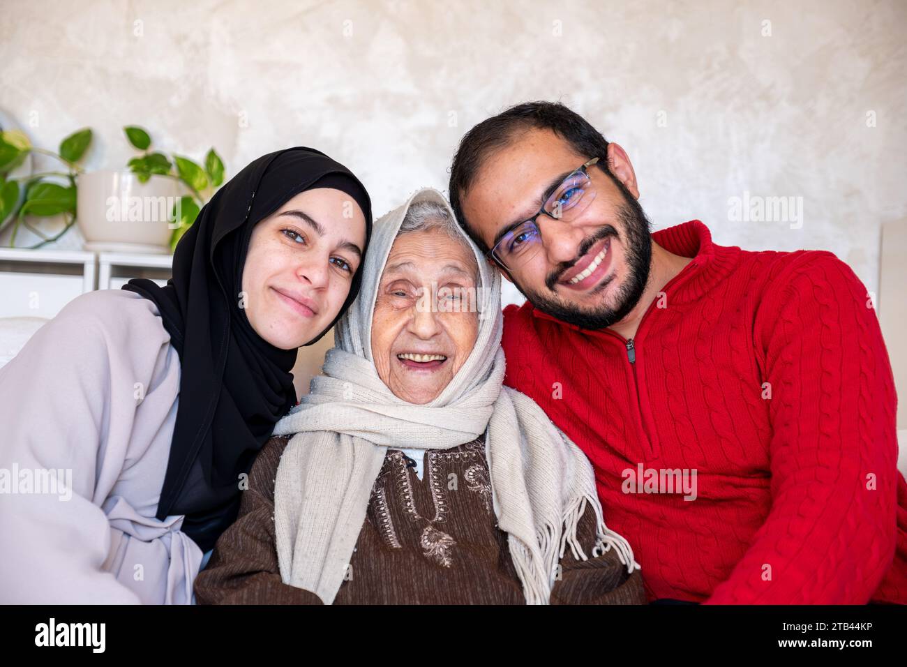 madre padre e nonna come una famiglia felice in un soggiorno moderno Foto Stock