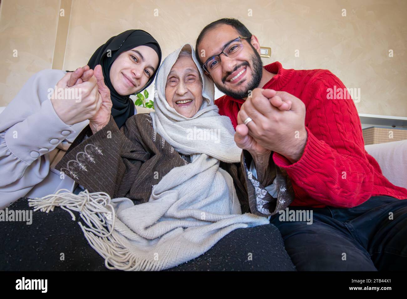 Famiglia araba che fa foto insieme in una casa moderna Foto Stock