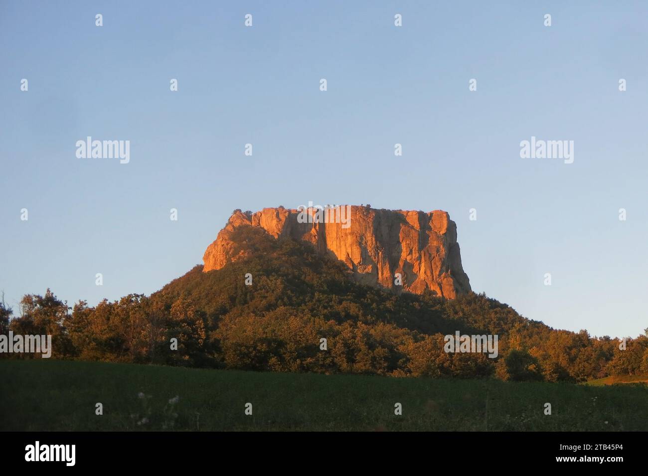 Grande roccia isolata nel cuore dell'Italia nella regione Emilia Romagna chiamata PIETRA DI BSIMANTOVA al tramonto Foto Stock