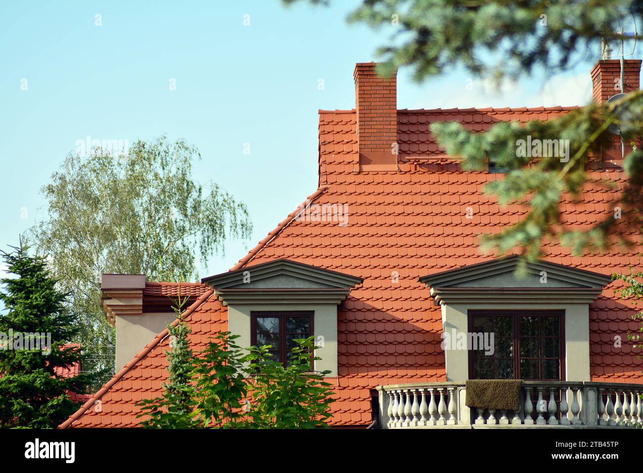 Nuova casa singola in una nuova area di sviluppo. Casa residenziale con facciata moderna. Foto Stock