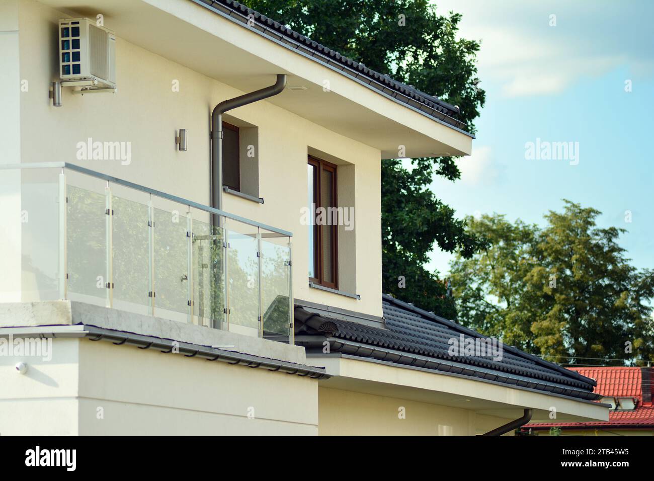 Nuova casa singola in una nuova area di sviluppo. Casa residenziale con facciata moderna. Foto Stock