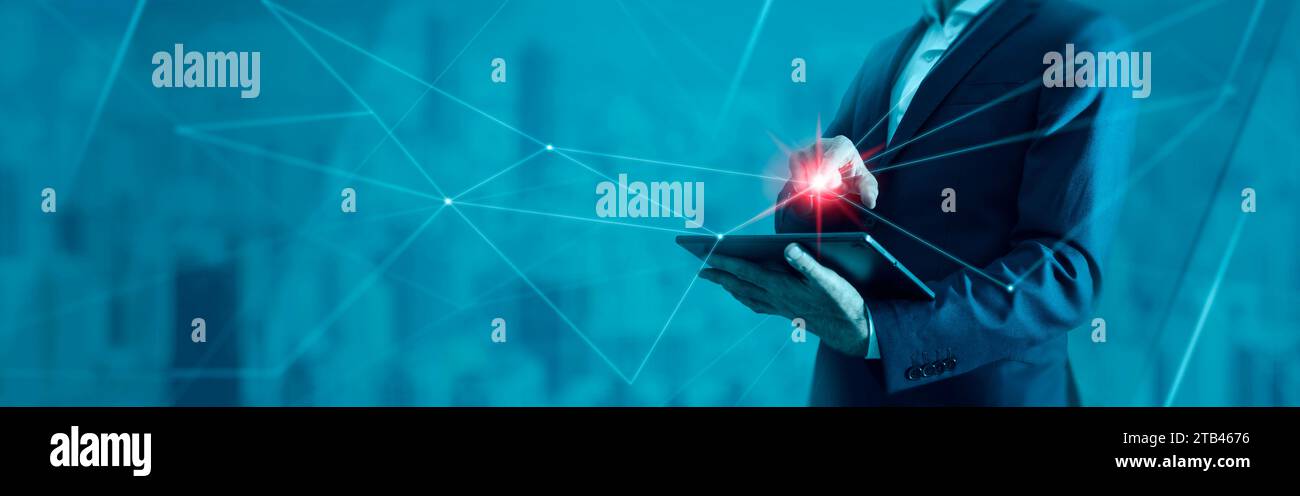 Banner orizzontale connessione digitale. Uomo d'affari che lavora con un tablet su uno sfondo astratto. Big data, Internet, concetto di comunicazione digitale. Foto Stock