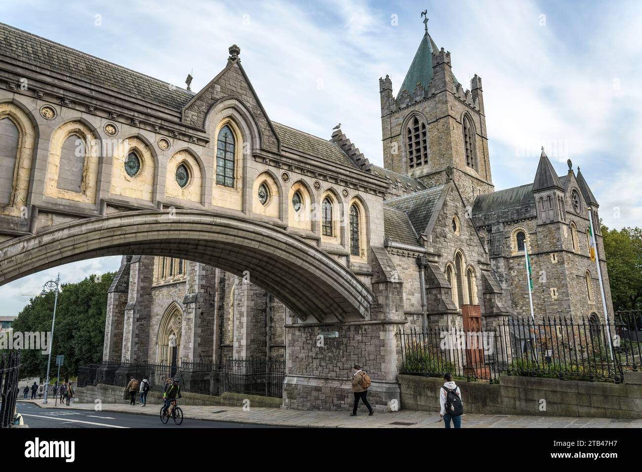 Passerella ad arco che collega la Cattedrale di Cristo con la sala Sinodale. Dublino Irlanda. Foto Stock