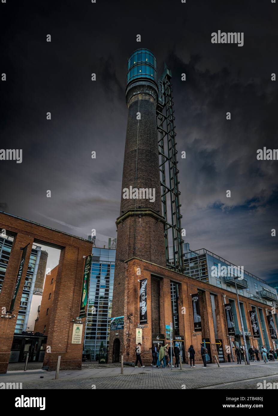 Fotografia artistica di Jameson Distillery Chimney, Dublino, Irlanda. Foto Stock