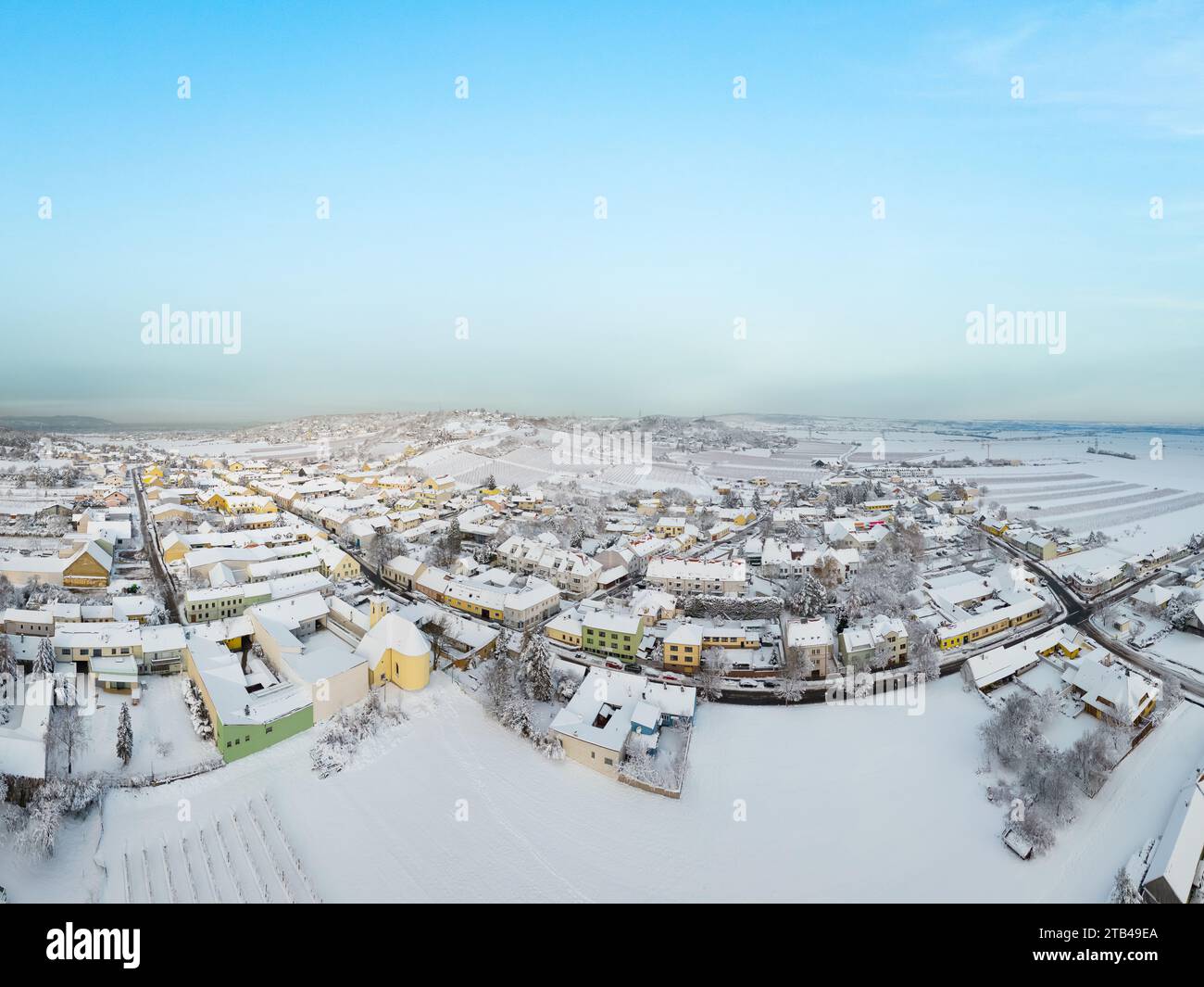 Hagenbrunn a Weinviertel. Vista aerea della città innevata nella bassa Austria durante l'inverno. Foto Stock