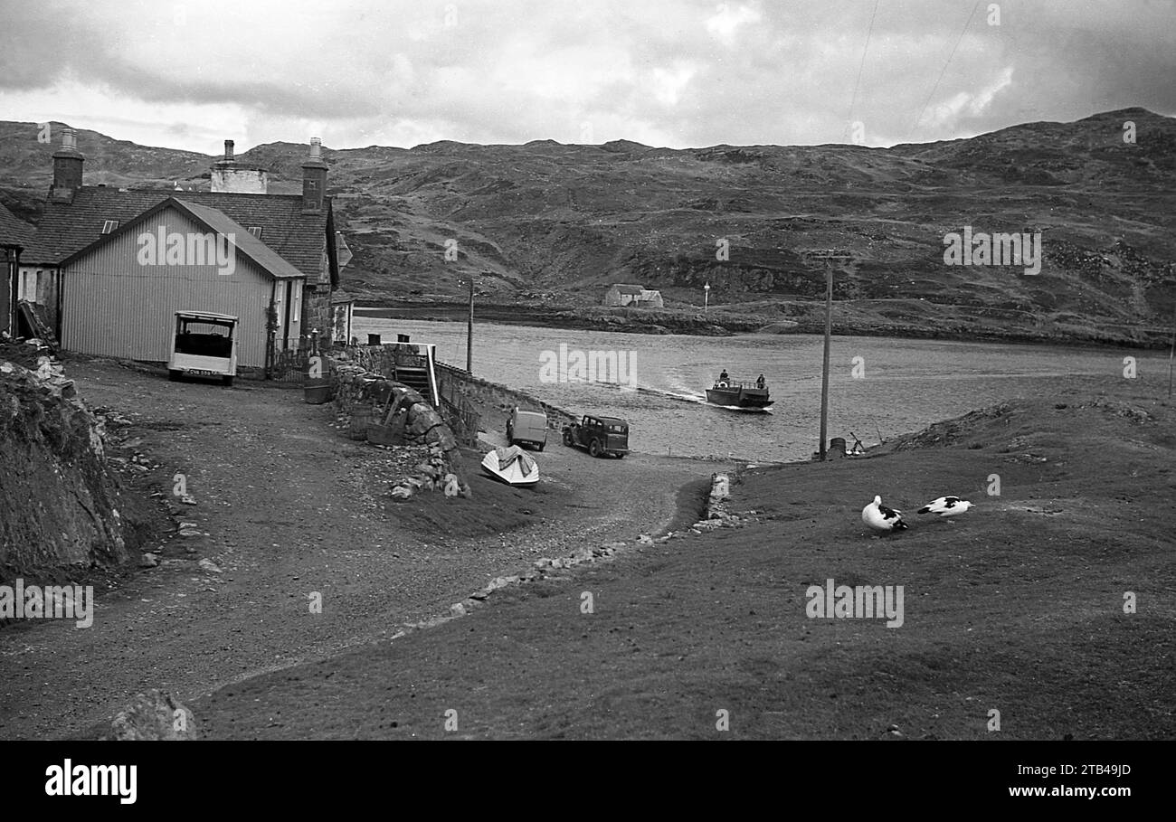 Anni '1950, storico, un piccolo traghetto per passeggeri e veicoli che entra nello scalo del villaggio di Kyesku, dove Loch Glencoul e Loch Glendu si incontrano a Loch a Charin in Eddrachilis Bay, Sutherland, Highland, Scozia, Regno Unito. L'attraversamento dell'acqua iniziò intorno al 1800 e continuò fino al 1984, quando fu costruito un ponte. Il traghetto Kyesku era gratuito per la maggior parte della sua vita. Foto Stock