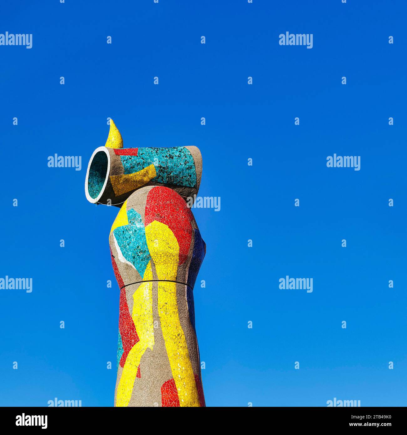 Scultura Dona i Ocell dell'artista catalano Joan Miro di fronte a un cielo blu, mosaici colorati, Parco Joan Miro, Barcellona, Catalogna, Spagna Foto Stock