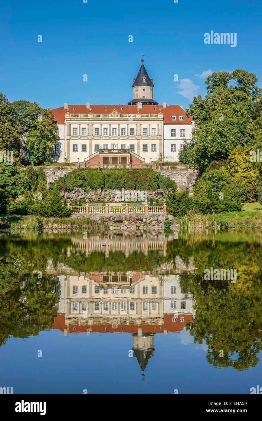 Castello di Wiesenburg, lago nel parco del castello, distretto di Potsdam Mittelmark, Brandeburgo, Germania Foto Stock