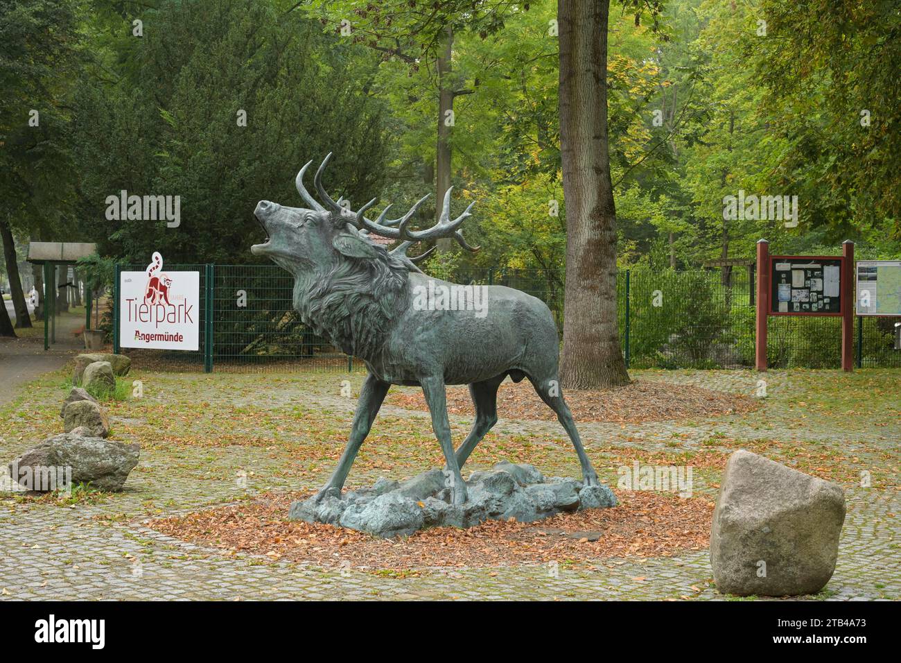 Cervi scultorei in bronzo, zoo, Puschkinallee, Angermuende, Brandeburgo, Germania Foto Stock