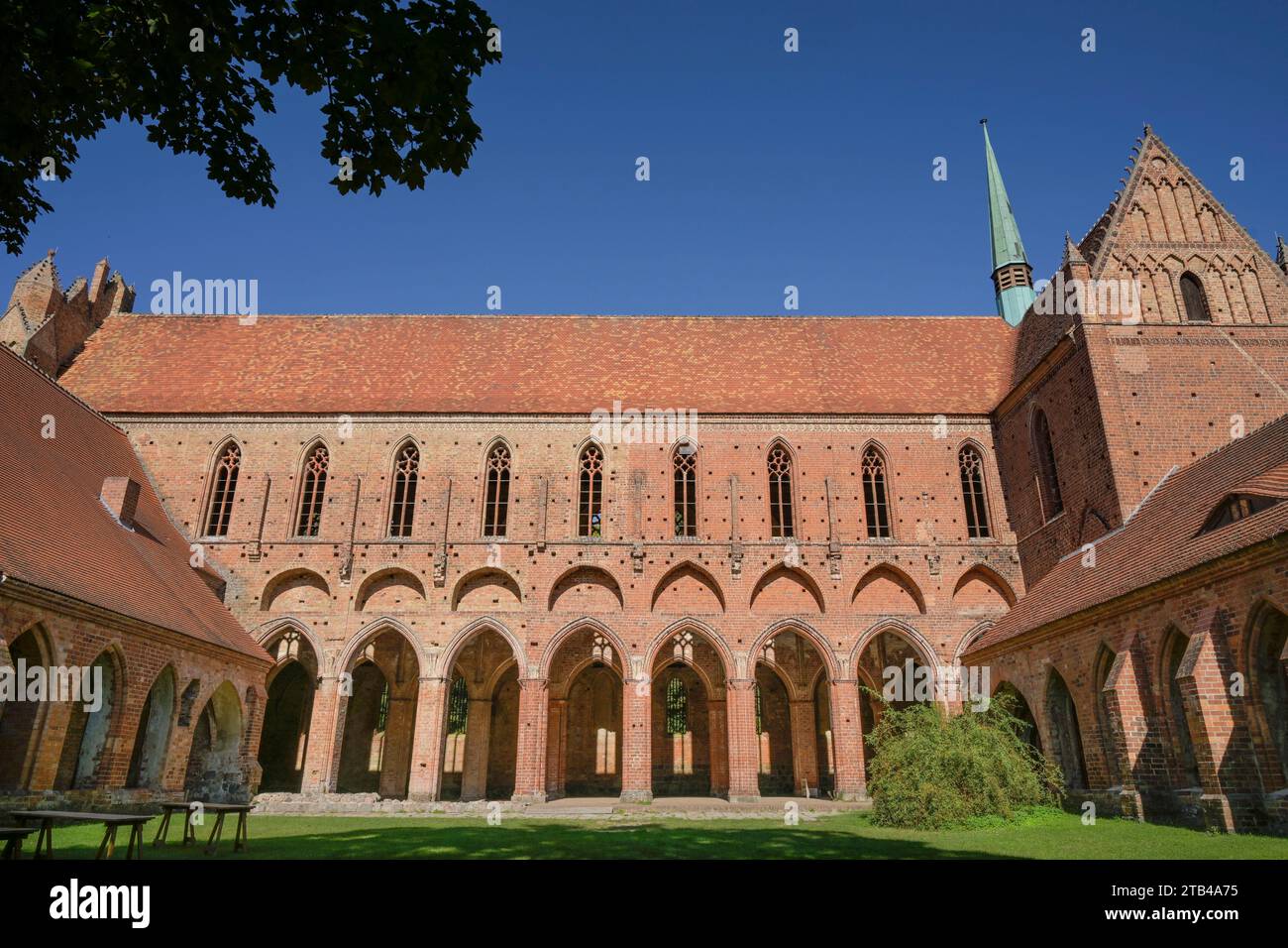 Cortile interno, navata della chiesa del monastero, monastero di Chorin, quartiere di Barnim, Brandeburgo, Germania Foto Stock