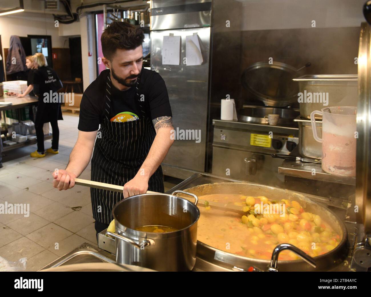 Leopoli, Ucraina - 1 aprile 2022: I dipendenti di un ristorante locale insieme all'organizzazione World Central Kitchen preparano cibo per i rifugiati e Ukr Foto Stock