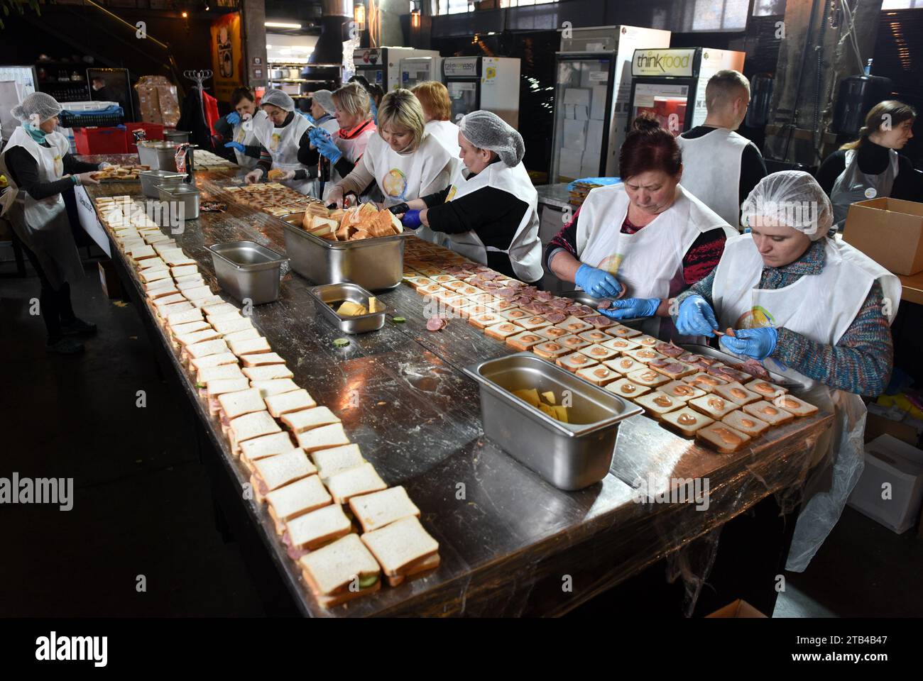 Leopoli, Ucraina - 1 aprile 2022: I dipendenti di un ristorante locale insieme all'organizzazione World Central Kitchen preparano cibo per i rifugiati e Ukr Foto Stock