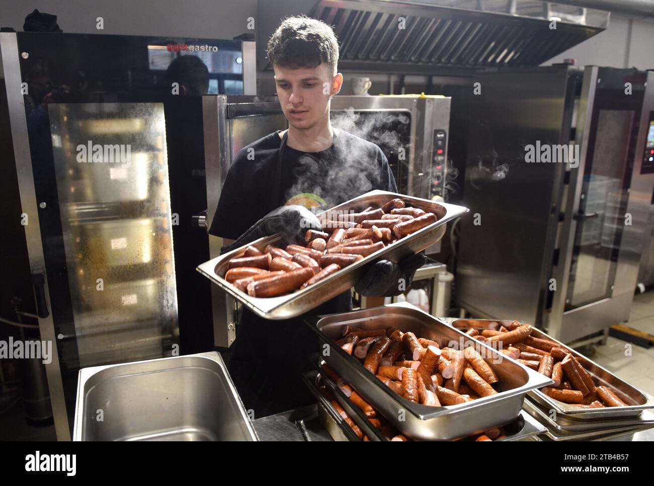 Leopoli, Ucraina - 1 aprile 2022: I dipendenti di un ristorante locale insieme all'organizzazione World Central Kitchen preparano cibo per i rifugiati e Ukr Foto Stock