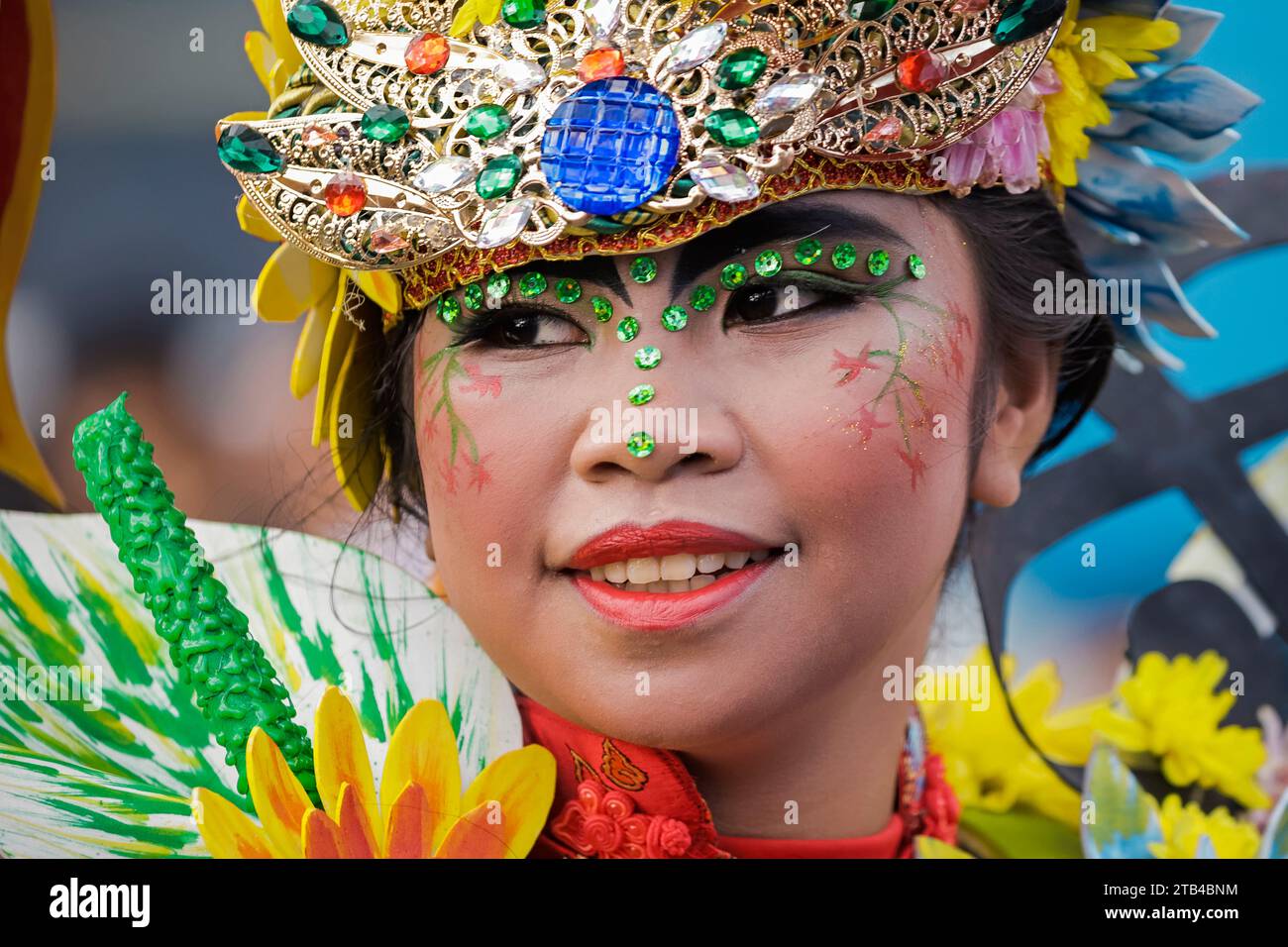 Ragazza in costume colorato, sfilata annuale del Festival Internazionale dei Fiori, città di Tomohon - il centro della floricoltura. Tomohon, Sulawesi settentrionale, Indonesia Foto Stock