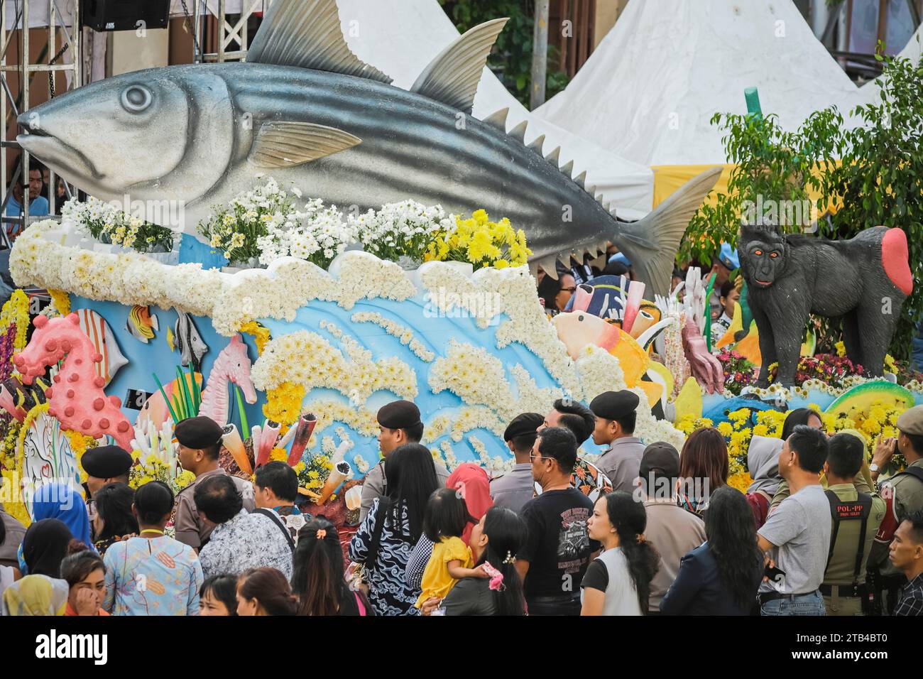 Parco a tema ecologico, sfilata annuale del Festival internazionale dei fiori nella città di Tomohon, il centro nazionale della floricoltura. Tomohon, Sulawesi settentrionale, Indonesia Foto Stock