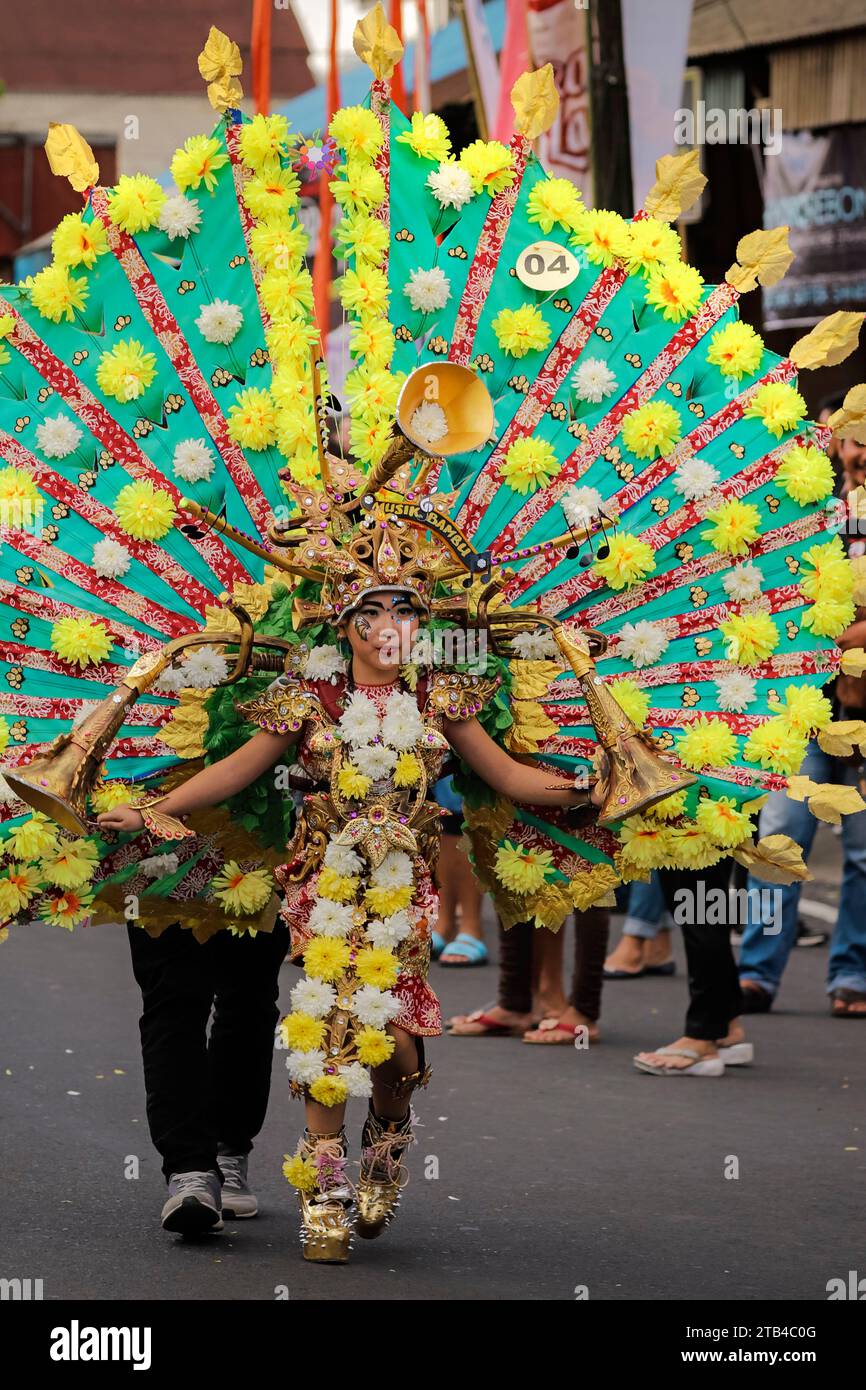 Ragazza in costume elaborato, sfilata annuale del Festival internazionale dei fiori nella città di Tomohon, il centro della floricoltura. Tomohon, Sulawesi settentrionale, Indonesia Foto Stock