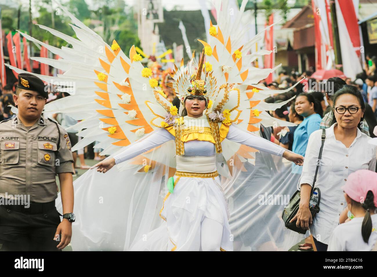 Ragazza in costume elaborato, sfilata annuale del Festival internazionale dei fiori nella città di Tomohon, il centro della floricoltura. Tomohon, Sulawesi settentrionale, Indonesia Foto Stock