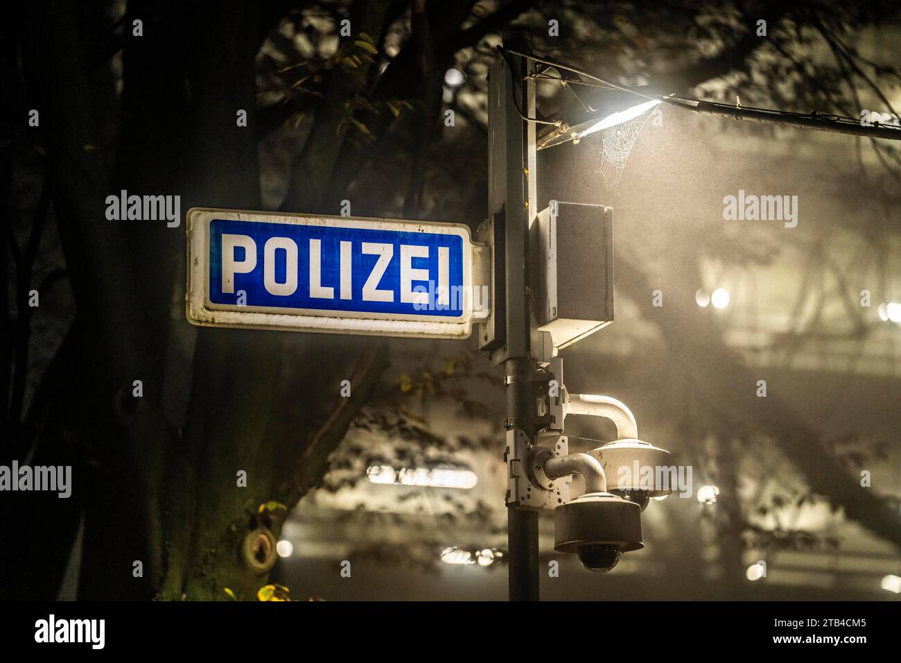 Cartello illuminato di una stazione di polizia, telecamere di sorveglianza per il parcheggio della stazione di polizia, NRW, Germania, Foto Stock