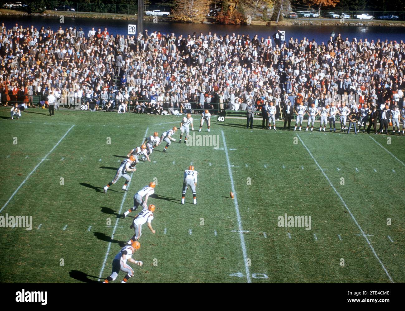 WEST POINT, NY - 18 OTTOBRE: I Virginia Cavaliers prendono il via durante una partita NCAA contro gli Army Cadets il 18 ottobre 1958 al Michie Stadium di West Point, New York. I Cadets sconfissero i Cavaliers 35-6. (Foto di Hy Peskin) Foto Stock