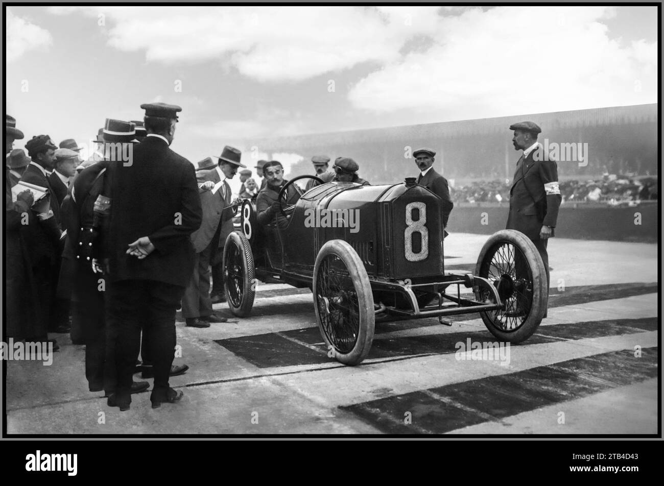 VINCITORE DELLA GARA DI BOILLOT GRAN PREMIO DI FRANCIA 1913 la Peugeot EX3 No 8 vincitrice di Georges Boillot nel GP di Francia 1913. La gara si è svolta nei pressi di Ameins, in Francia, su strade pubbliche. Ogni giro era lungo quasi 20 miglia, Boillot completò 29 giri in quasi 8 ore di guida. Ameins Francia Foto Stock