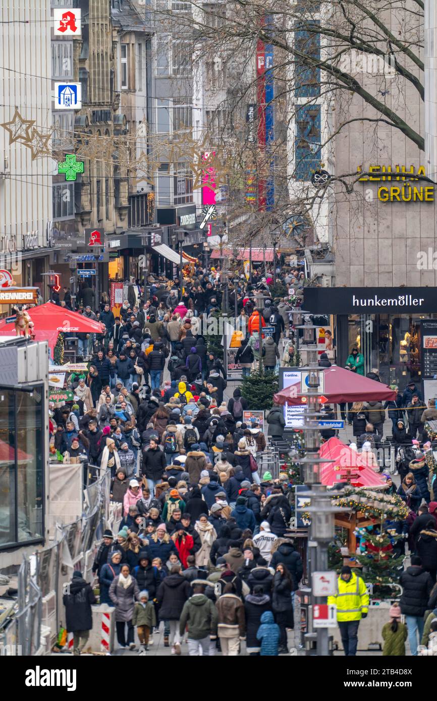 Affollata via dello shopping ad Essen, Kettwig Straße, zona pedonale, il primo fine settimana di Advent, NRW, Germania, Foto Stock