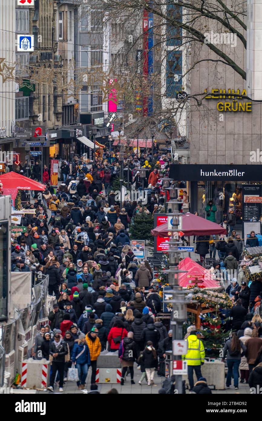 Affollata via dello shopping ad Essen, Kettwig Straße, zona pedonale, il primo fine settimana di Advent, NRW, Germania, Foto Stock