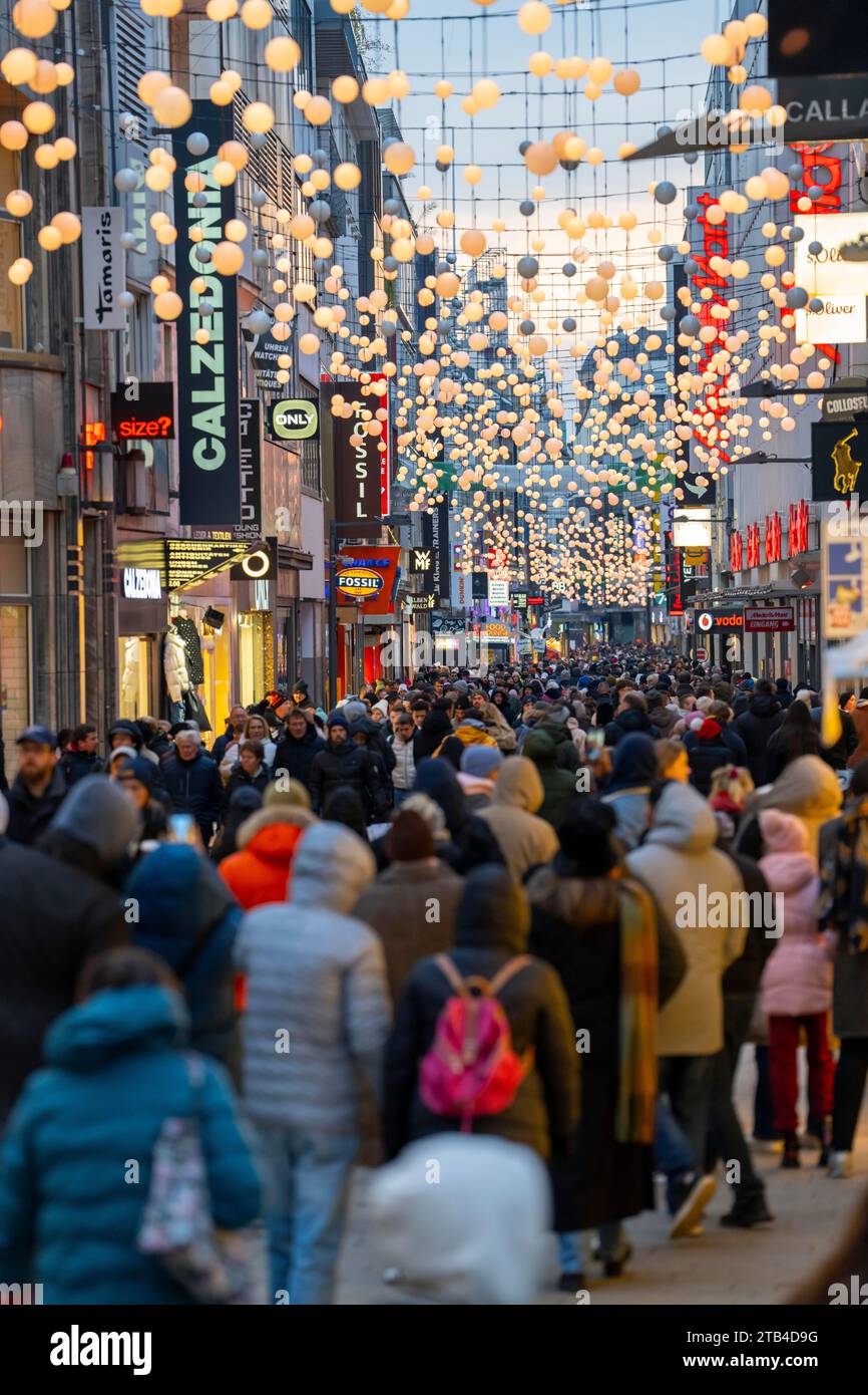 Shopping domenicale nel centro di Colonia, Hohe Straße, fine settimana dell'Avvento, affollata via dello shopping, NRW, Germania Foto Stock