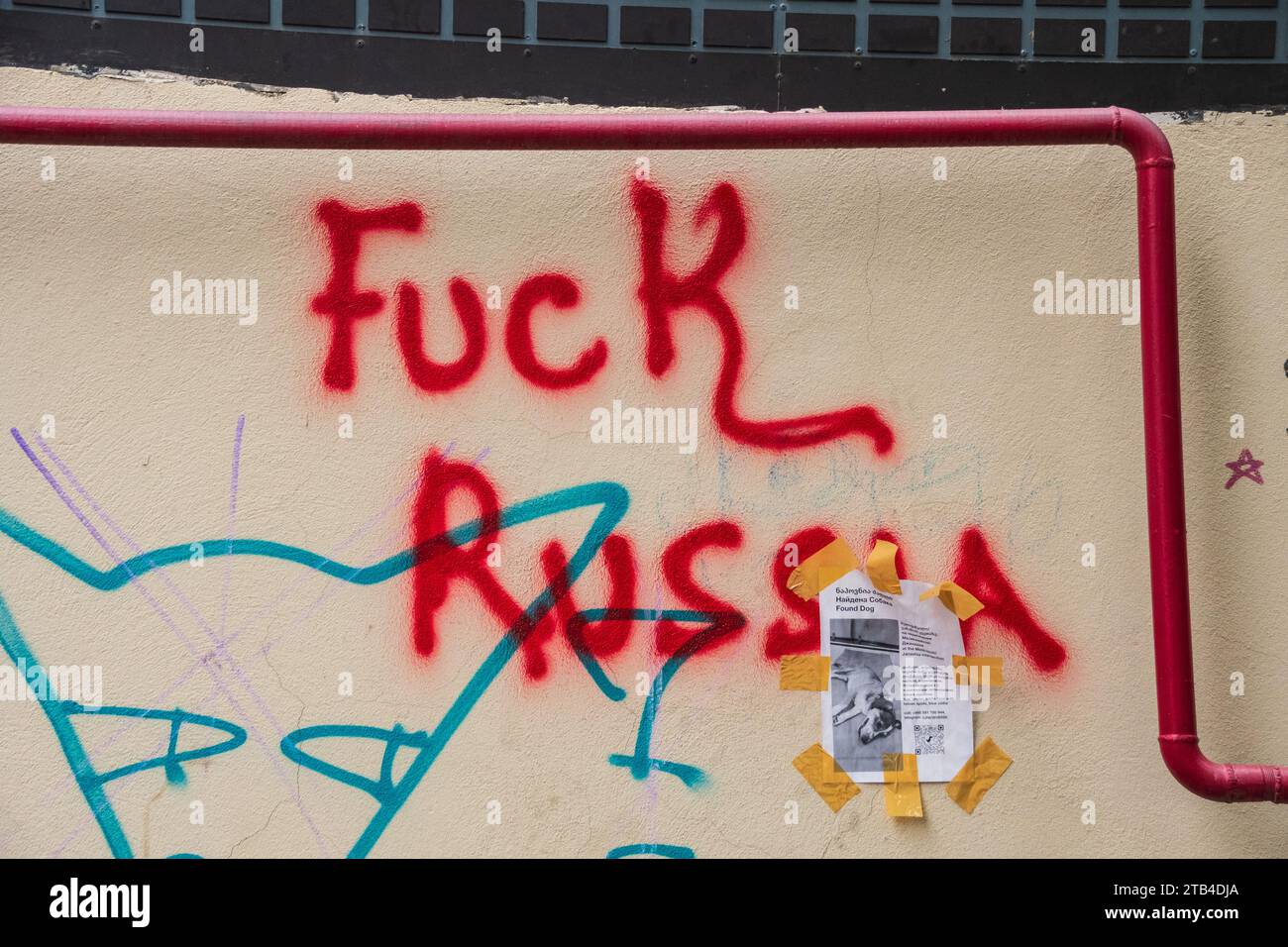 Graffiti anti-russi per le strade di Tbilisi in Georgia Foto Stock