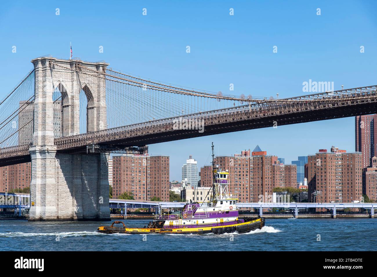 New York City, NY, USA-10 ottobre 2023; torre sospesa del ponte di Brooklyn sull'East River con la parte bassa orientale di Manhattan sullo sfondo Foto Stock