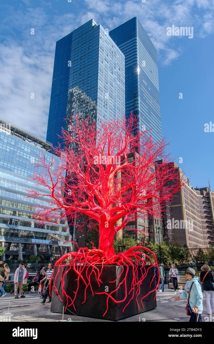 New York City, NY, USA-11 ottobre 2023: Installazione artistica in rosso brillante e rosa Old Tree di Pamela Rosenkranz sulla High Line Plinth at the Spur a 30t Foto Stock
