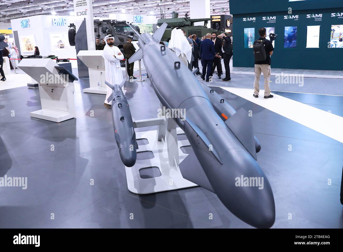 Cairo, Egitto. 4 dicembre 2023. L'equipaggiamento militare è esposto all'EDEX 2023 al Cairo, in Egitto, il 4 dicembre 2023. L'Egitto ha tenuto lunedì la terza sessione della sua esposizione internazionale della difesa, EDEX 2023, al Cairo. L'evento biennale della durata di quattro giorni presenta circa 400 aziende della difesa e della sicurezza di diversi paesi che espongono le loro tecnologie, attrezzature e sistemi militari aggiornati su terra, mare e aria. Credito: Ahmed Gomaa/Xinhua/Alamy Live News Foto Stock