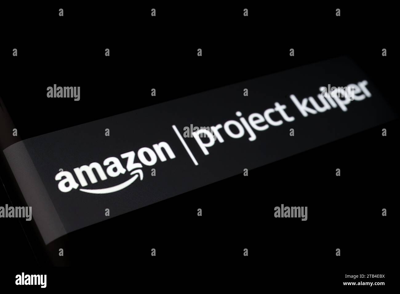 Logo Amazon Project Kuiper visualizzato sullo schermo dello smartphone. Il progetto Kuiper di Amazon è un accesso globale a banda larga attraverso una costellazione di satelliti. STAF Foto Stock