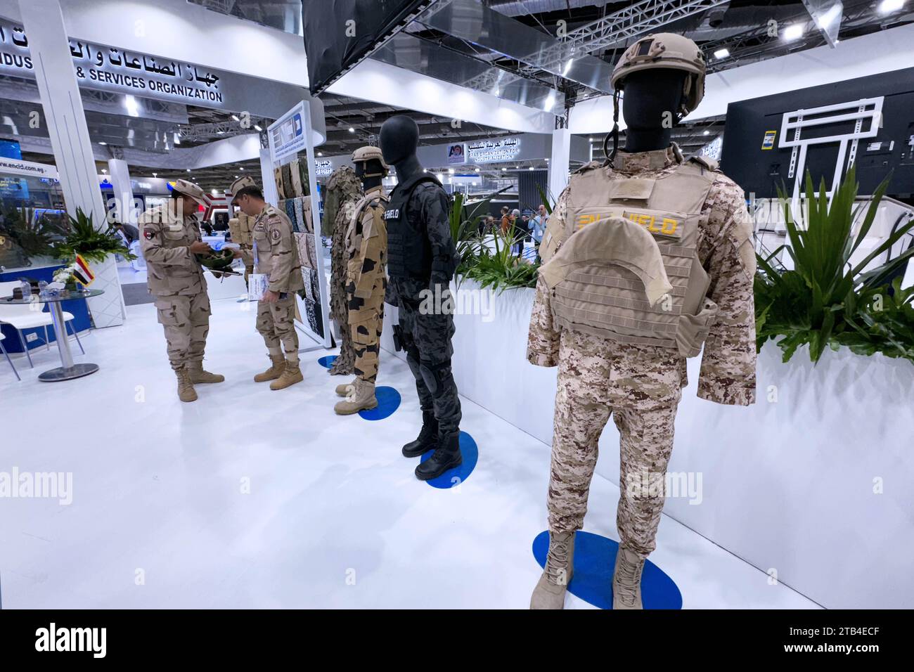 Cairo, Egitto. 4 dicembre 2023. Le uniformi militari sono esposte all'EDEX 2023 al Cairo, in Egitto, il 4 dicembre 2023. L'Egitto ha tenuto lunedì la terza sessione della sua esposizione internazionale della difesa, EDEX 2023, al Cairo. L'evento biennale della durata di quattro giorni presenta circa 400 aziende della difesa e della sicurezza di diversi paesi che espongono le loro tecnologie, attrezzature e sistemi militari aggiornati su terra, mare e aria. Credito: Ahmed Gomaa/Xinhua/Alamy Live News Foto Stock