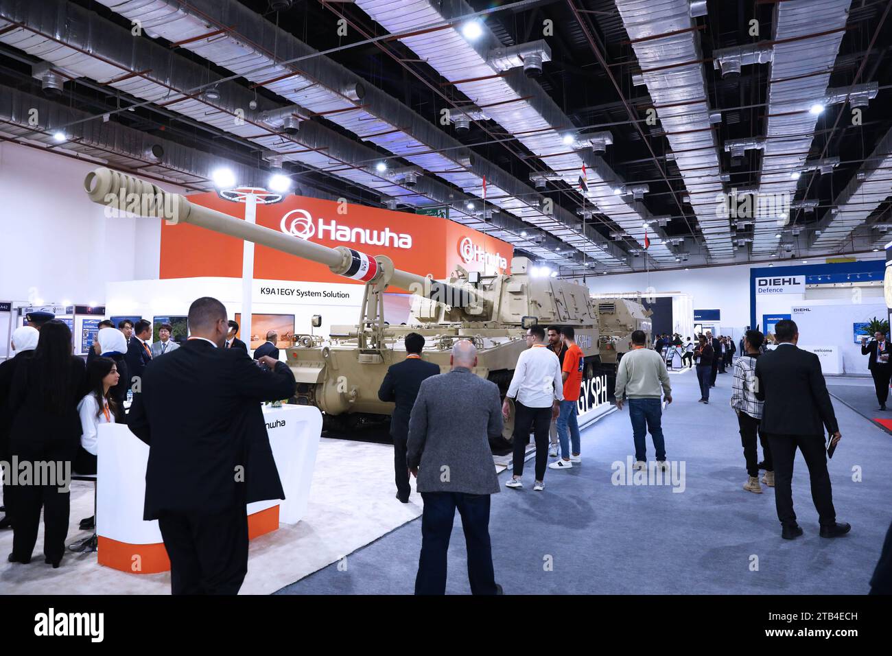Cairo, Egitto. 4 dicembre 2023. La gente visita EDEX 2023 al Cairo, Egitto, il 4 dicembre 2023. L'Egitto ha tenuto lunedì la terza sessione della sua esposizione internazionale della difesa, EDEX 2023, al Cairo. L'evento biennale della durata di quattro giorni presenta circa 400 aziende della difesa e della sicurezza di diversi paesi che espongono le loro tecnologie, attrezzature e sistemi militari aggiornati su terra, mare e aria. Credito: Ahmed Gomaa/Xinhua/Alamy Live News Foto Stock