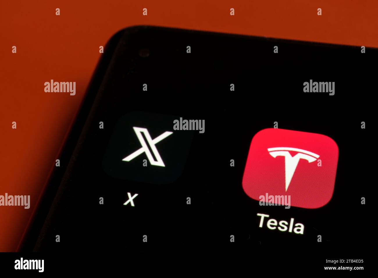 Icone X app e Tesla app visualizzate nell'angolo dello schermo dello smartphone. Concetto. Stafford, Regno Unito, dicembre 2023 Foto Stock